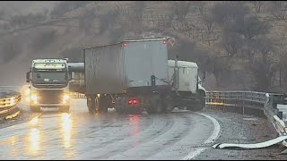 Impactante accidente de dos camiones y un auto conductor de vehículo menor salvó de milagro [upl. by Gylys92]